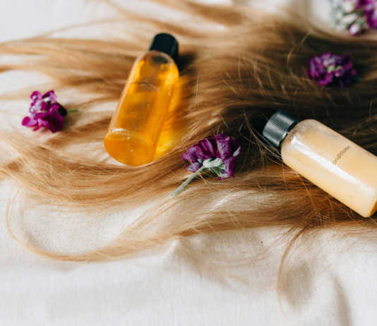 Voici les bienfaits des huiles naturelles pour transformer vos cheveux abîmés : hydratation, réparation et brillance garanties. Utilisez l'huile d'argan, de coco, ou de ricin pour des cheveux nourris et revitalisés en profondeur